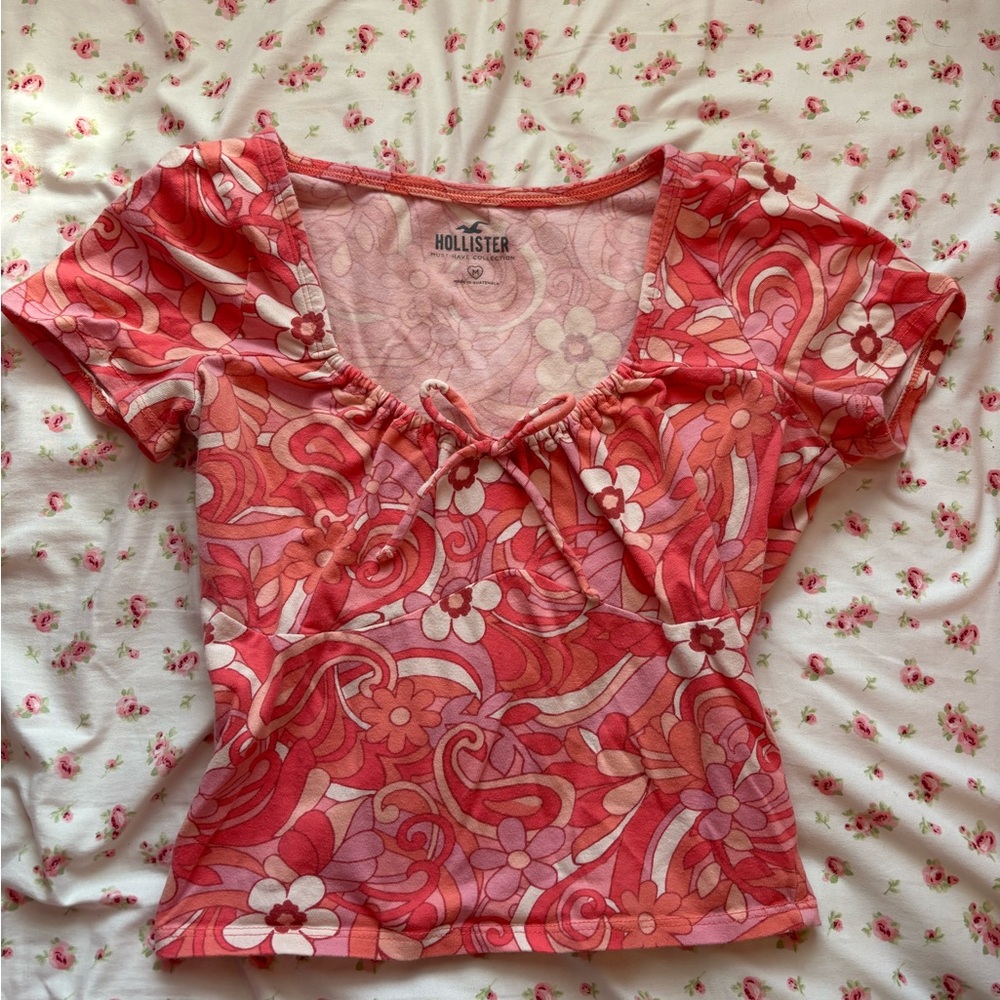 Hollister Women's Pink and Cream Floral Blouse